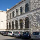 Ma eccoci ai piedi dell�edificio. Si innalza su due livelli pi� un seminterrato contraddistinto da uno zoccolo basamentale a bugne. Sulla destra della facciata � presente un doppio ordine di arcate a sesto pieno, strombate al pianterreno